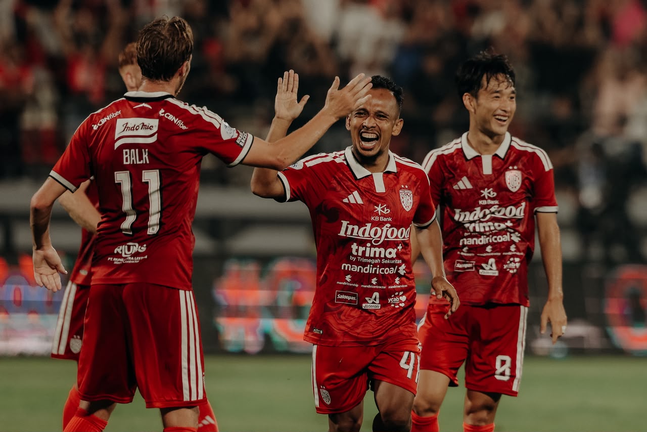 Irfan Jaya (tengah) melakukan selebrasi bersama Teppei Yachida (kanan) dan Remco Balk (kiri) seusai menjebol gawang Isenmulang Kalteng FC di menit akhir laga. (Foto: butd)