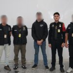 WN Australia berinisial B.A (tengah) yang mesum di permukiman warga dideportasi ke negaranya pada Selasa (8/9/2026) malam. (Foto: Humas Imigrasi Ngurah Rai)