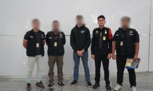 WN Australia berinisial B.A (tengah) yang mesum di permukiman warga dideportasi ke negaranya pada Selasa (8/9/2026) malam. (Foto: Humas Imigrasi Ngurah Rai)