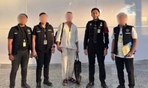 alah seorang warga negara asing (tengah) yang dideportasi oleh Imigrasi Ngurah Rai karena telah melanggar Undang Undang Keimigrasian. (Foto: Humas Kantor Imigrasi Kelas I Khusus TPI Ngurah