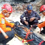 Tim SAR gabungan evakuasi seorang WNA asal Australia, Cronin Brianna Lani (30) yang ditemukan dalam kondisi meninggal dunia setelah jatuh dari tebing Kelingking Beach, Desa Bunga Mekar, Kecamatan Nusa Penida, Kabupaten Klungkung, Sabtu (12/9/2026). (Foto: Basarnas Bali).