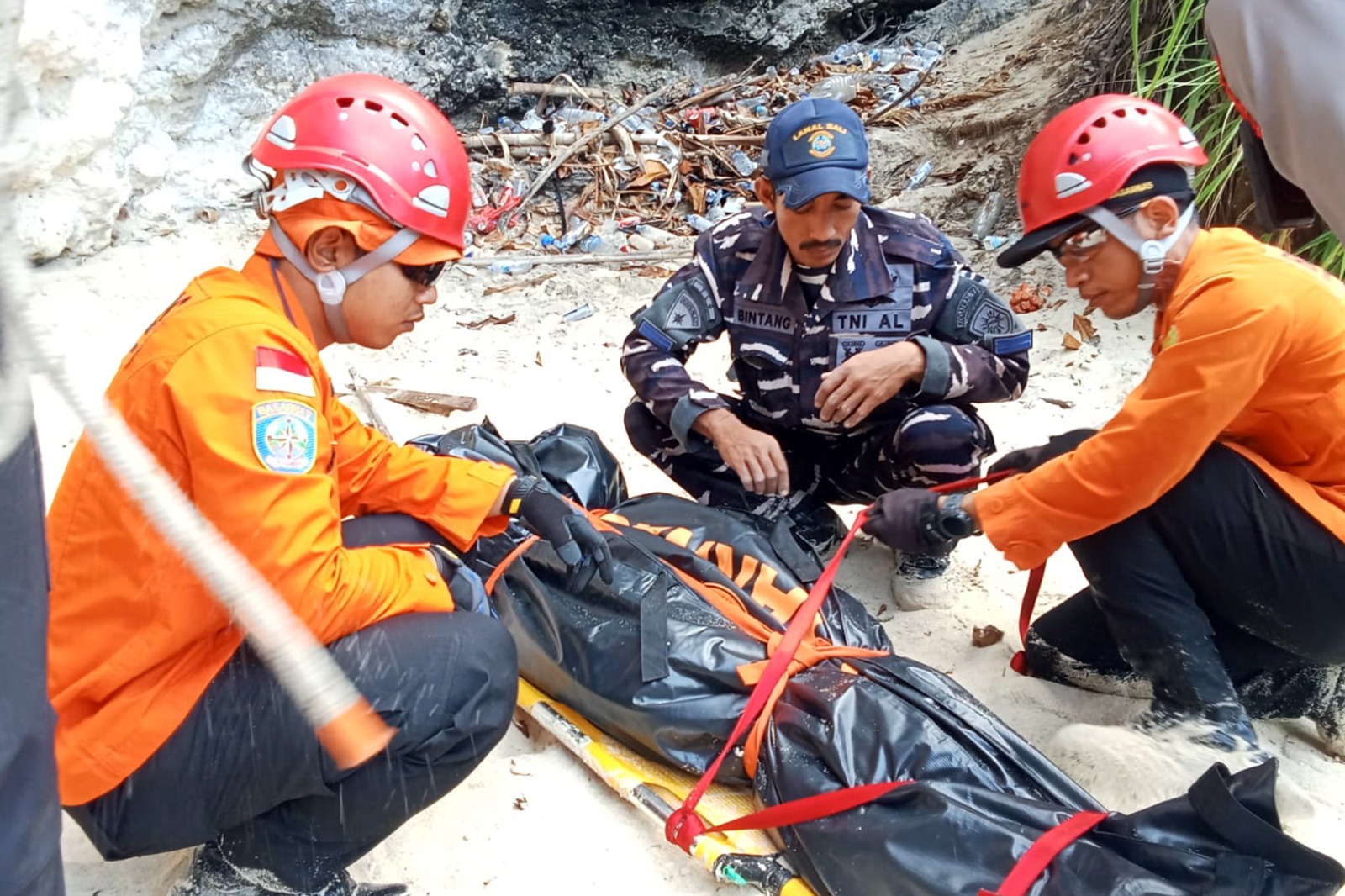 Tim SAR gabungan evakuasi seorang WNA asal Australia, Cronin Brianna Lani (30) yang ditemukan dalam kondisi meninggal dunia setelah jatuh dari tebing Kelingking Beach, Desa Bunga Mekar, Kecamatan Nusa Penida, Kabupaten Klungkung, Sabtu (12/9/2026). (Foto: Basarnas Bali).