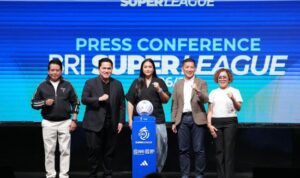 Ketum PSSI Erick Thohir foto bersama seusai press conference BRI Super League Musim 2026/2027 di Jakarta, Selasa (1/9/2026). (Foto: Herry)