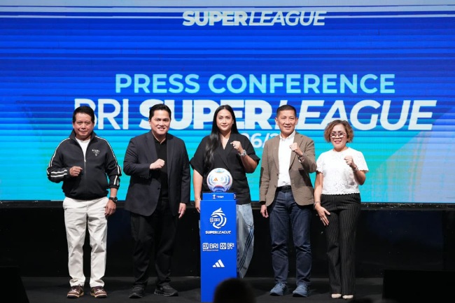 Ketum PSSI Erick Thohir foto bersama seusai press conference BRI Super League Musim 2026/2027 di Jakarta, Selasa (1/9/2026). (Foto: Herry)