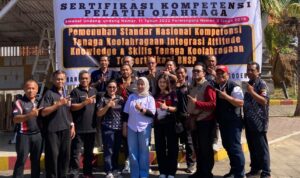 Pelatih menembak Perbakin dari beberapa kabupaten dan kota di Bali yang mengikuti Sertifikasi Kompetensi Pelatih di Lapangan Tembak Tohpati, Denpasar. (Foto: djo)