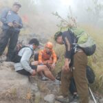 Tim SAR gabungan mengevakuasi terhadap dua orang pendaki yang dilaporkan tersesat di kawasan Gunung Agung, Kabupaten Karangasem, berhasil ditemukan dalam keadaan selamat, pada Rabu (9/9/2026) sekitar pukul 13.30 Wita. (FOTO: Basarnas Bali).