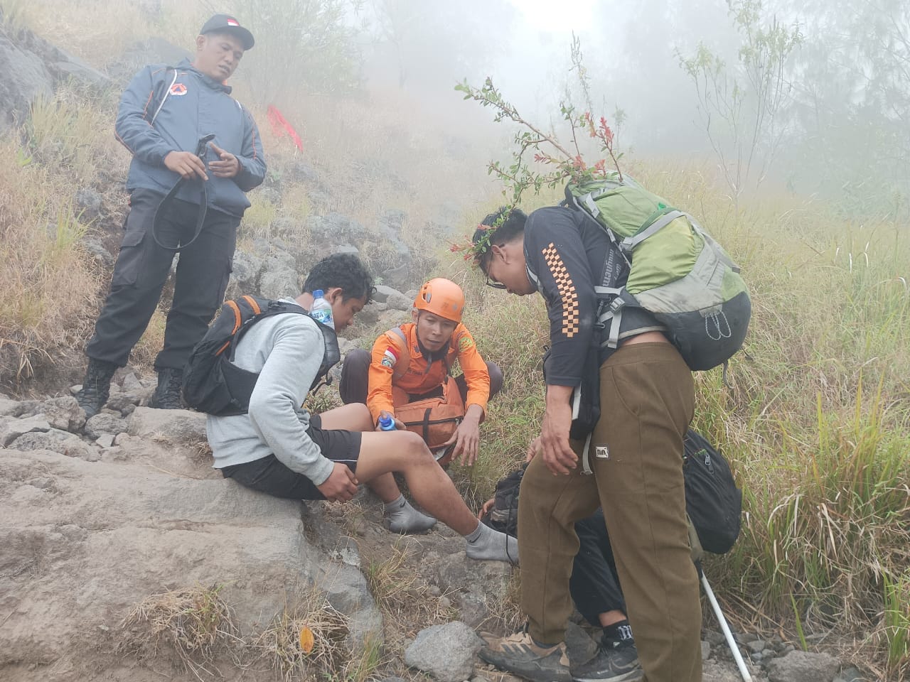 Ditemukan Selamat, Dua Pendaki Gunung Agung Dievakuasi Tim SAR
