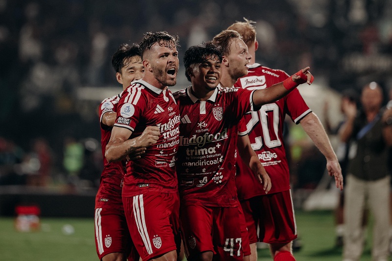 Sejumlah pemain Bali United tampak melakukan selebrasi seusai membobol gawang PSS Sleman pada laga perdana Super League 2026/2027 di Stadion Kapten I Wayan Dipta Gianyar, Bali, Jumat (4/9/2026) malam (Foto: Alexmobu)